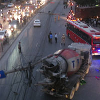 Tin tức trong ngày - Quên hạ thùng, xe ben “hạ gục” 5 cột điện