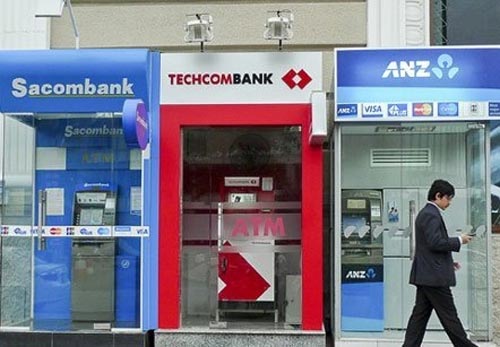 Lợi ngàn tỷ, ngân hàng vẫn kêu lỗ vì ATM - 1