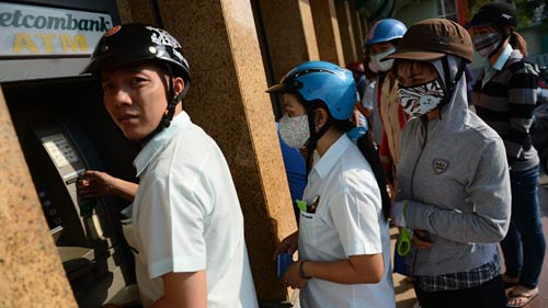 Thu phí, ATM vẫn trục trặc - 1