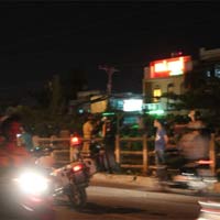 Tin tức trong ngày - TP.HCM: Trèo rào chắn, bị tàu hỏa nghiền nát