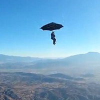 Phi thường - kỳ quặc - Nhảy dù với một chiếc ô thật sự