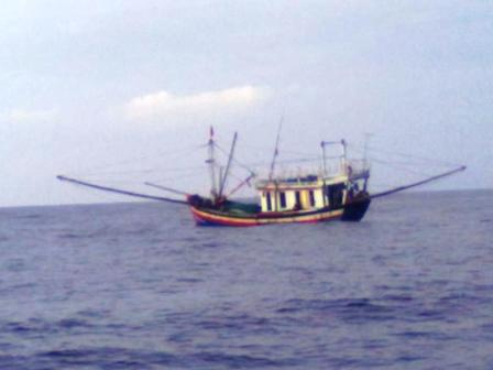 Chìm tàu ở Quảng Ninh, 8 người rơi xuống biển - 1