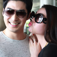 Ca nhạc - MTV - Trà Ngọc Hằng tình tứ hôn "bạn trai" Hàn