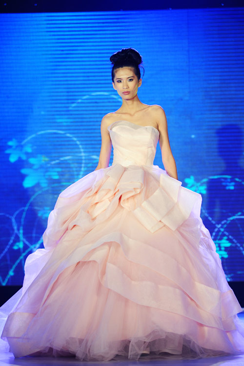 Hà Đăng lộng lẫy trong váy cưới mùa mới - 4