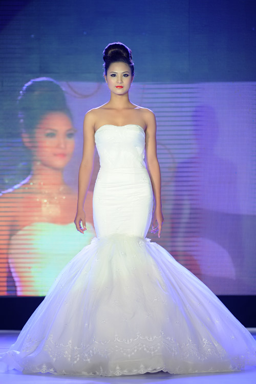 Hà Đăng lộng lẫy trong váy cưới mùa mới - 13