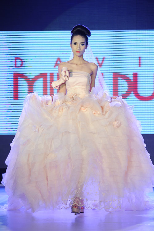 Hà Đăng lộng lẫy trong váy cưới mùa mới - 14