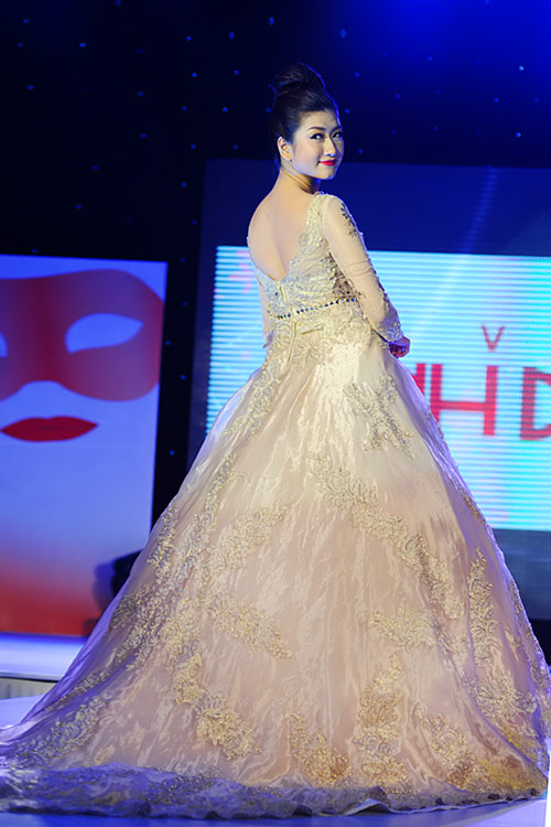 Hà Đăng lộng lẫy trong váy cưới mùa mới - 17