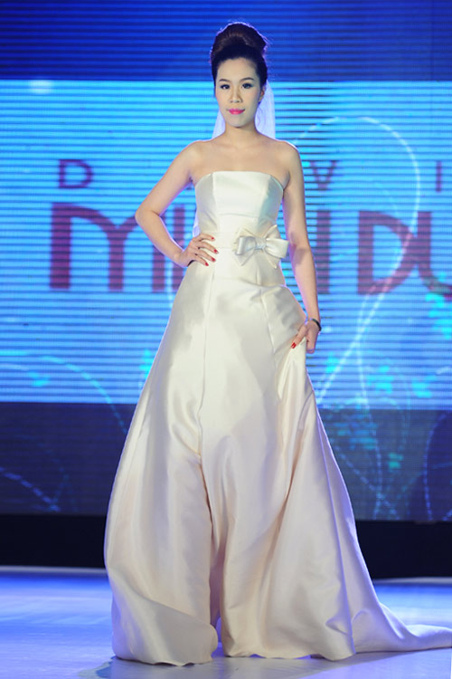 Hà Đăng lộng lẫy trong váy cưới mùa mới - 8