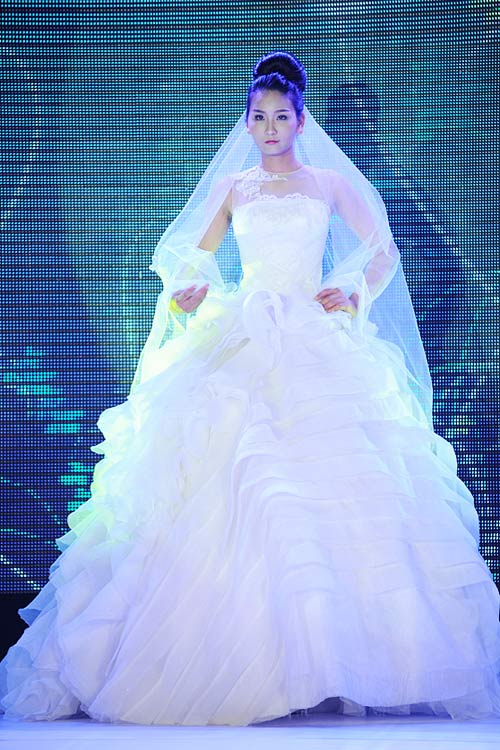 Hà Đăng lộng lẫy trong váy cưới mùa mới - 9