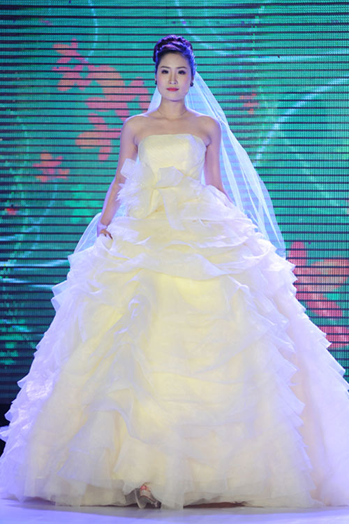 Hà Đăng lộng lẫy trong váy cưới mùa mới - 10