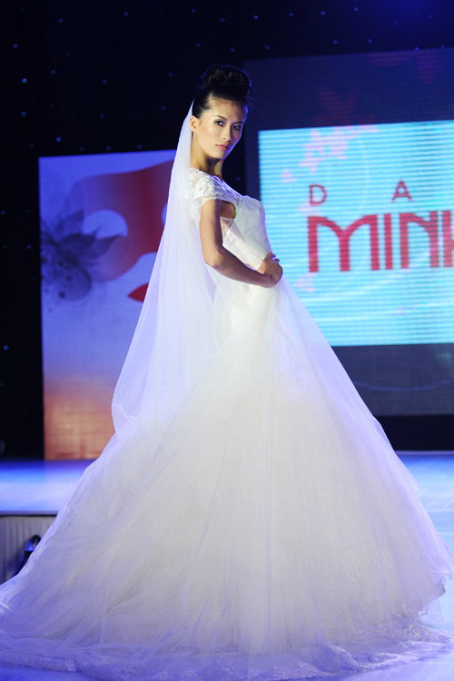 Hà Đăng lộng lẫy trong váy cưới mùa mới - 3