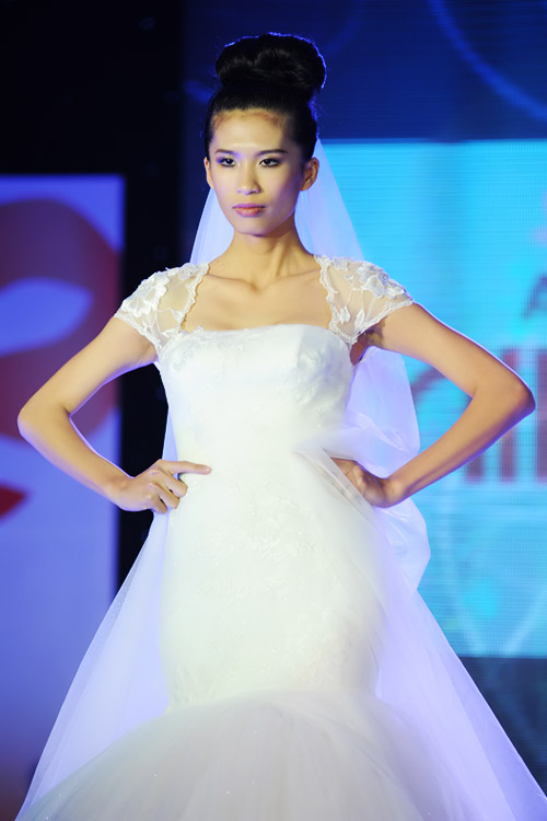 Hà Đăng lộng lẫy trong váy cưới mùa mới - 2