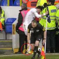 Bóng đá - Fan Arsenal ném chuối vào Bale