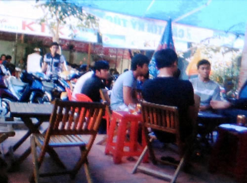 Sau tết: Sinh viên chăm bài bạc hơn bài vở - 2