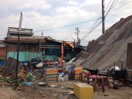 Lốc xoáy "lạ" làm sập nhà, 1 người bị thương - 2