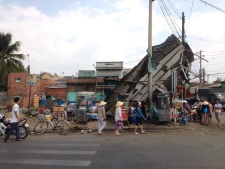 Lốc xoáy "lạ" làm sập nhà, 1 người bị thương - 3