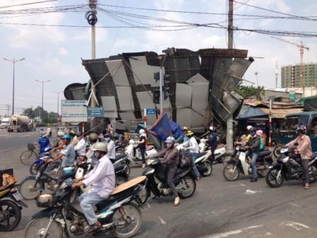 Lốc xoáy "lạ" làm sập nhà, 1 người bị thương - 4