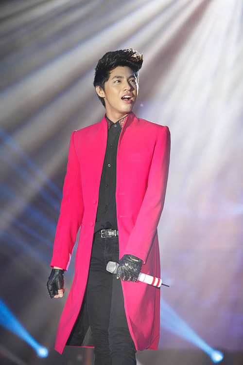 Hà Hồ khoe eo trắng toát trên sân khấu - 15