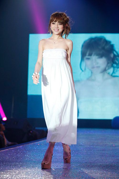 Hà Hồ khoe eo trắng toát trên sân khấu - 2