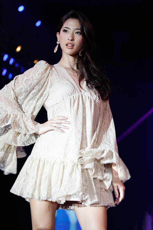 Hà Hồ khoe eo trắng toát trên sân khấu - 5