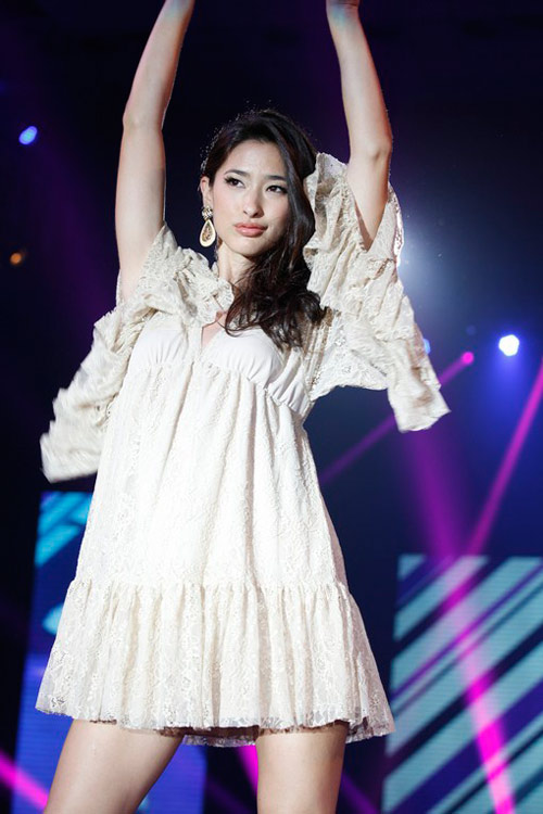 Hà Hồ khoe eo trắng toát trên sân khấu - 4
