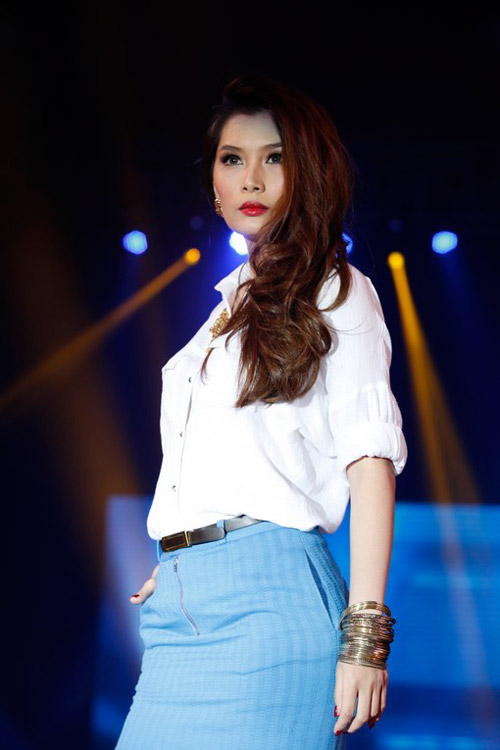 Hà Hồ khoe eo trắng toát trên sân khấu - 7