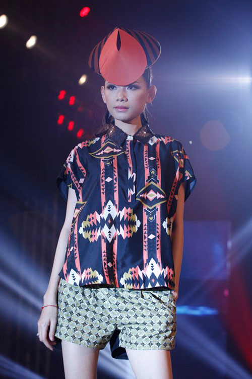 Hà Hồ khoe eo trắng toát trên sân khấu - 12