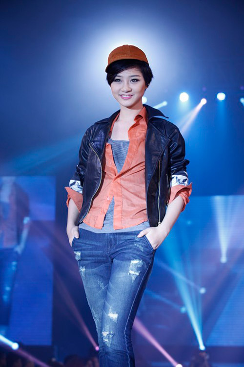 Hà Hồ khoe eo trắng toát trên sân khấu - 16