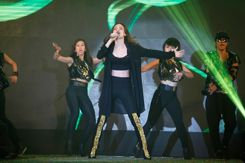 Hà Hồ khoe eo trắng toát trên sân khấu - 2