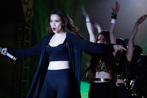 Hà Hồ khoe eo trắng toát trên sân khấu - 4