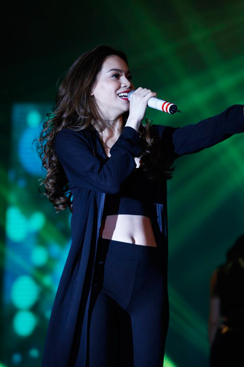 Hà Hồ khoe eo trắng toát trên sân khấu - 7