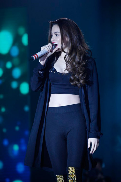 Hà Hồ khoe eo trắng toát trên sân khấu - 5