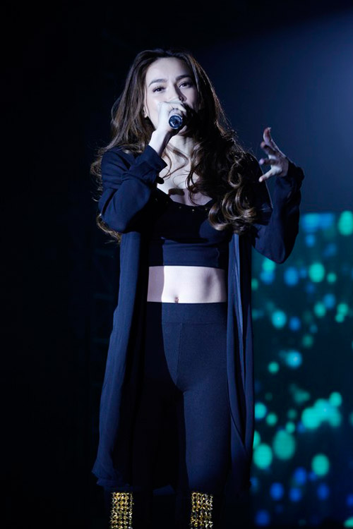 Hà Hồ khoe eo trắng toát trên sân khấu - 6