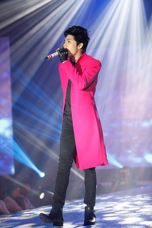 Hà Hồ khoe eo trắng toát trên sân khấu - 16