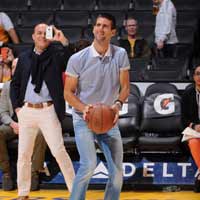 Thể thao - Djokovic ngẫu hứng chơi bóng rổ