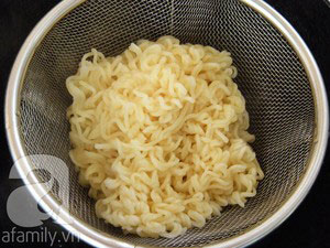 Mì gói làm bánh pancake ngon lạ - 4