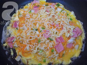 Mì gói làm bánh pancake ngon lạ - 7