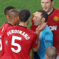 Bóng đá - Ferdinand vỗ tay khiêu khích trọng tài