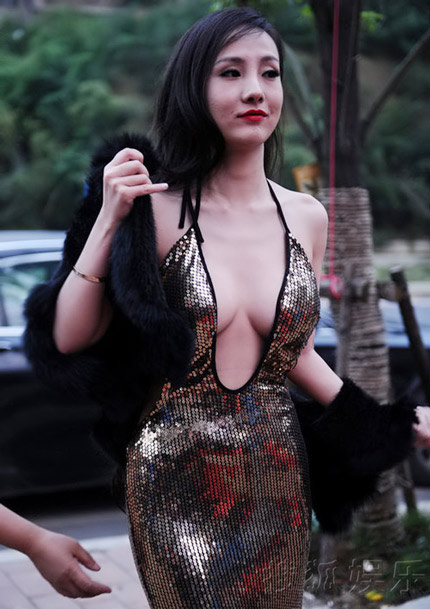 Váy cổ chữ V "thiếu tế nhị" của mỹ nhân - 5