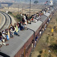 Tin tức trong ngày - Hãi hùng “phong cách” đi tàu hỏa ở Ấn Độ