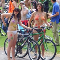 Phi thường - kỳ quặc - Nude, bikini diễu hành đình đám
