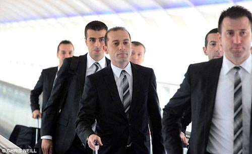 Fan MU đòi “treo cổ” trọng tài Cakir - 2