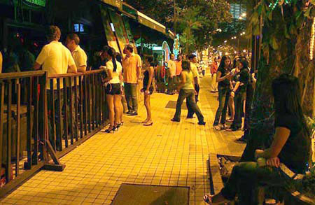 Khốc liệt "nghề" mại dâm nơi đất khách - 3