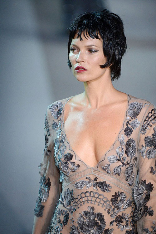 Kate Moss đóng vai gái hư trên sàn diễn - 1