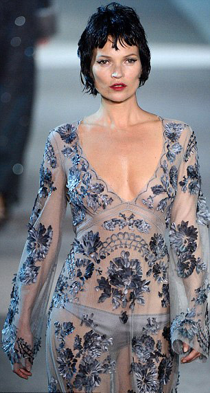 Kate Moss đóng vai gái hư trên sàn diễn - 6