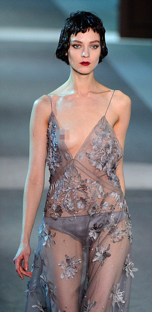 Kate Moss đóng vai gái hư trên sàn diễn - 11