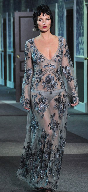 Kate Moss đóng vai gái hư trên sàn diễn - 2