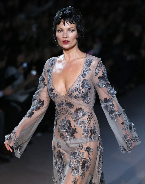 Kate Moss đóng vai gái hư trên sàn diễn - 4