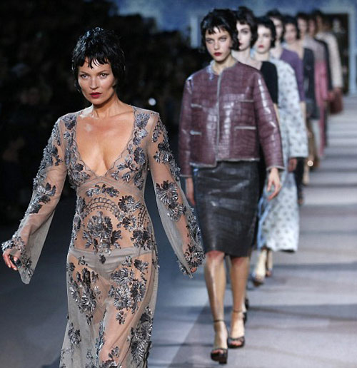 Kate Moss đóng vai gái hư trên sàn diễn - 7