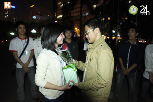 Nam sinh Hà Nội lãng mạn ngày 8/3 - 3